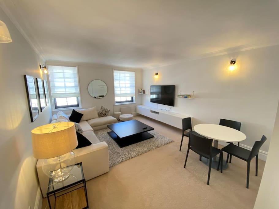 Wonderful Baker Street Flat! Appartement Londen Buitenkant foto
